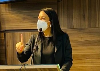 “Nós vamos esperar até quando?”, pergunta Evinha ao presidente da Câmara, sobre demora para pautar a CPI