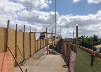 Equipes do trânsito visitam obra da Embasa na ponte do PCTran para verificar segurança dos pedestres