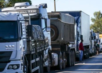 Caminhoneiros prometem greve no dia 1º se governo não baixar diesel