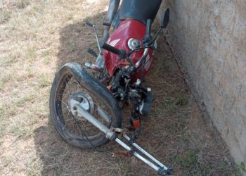 Jovem tem perna quebrada em acidente com moto e carro na área rural de Paulo Afonso