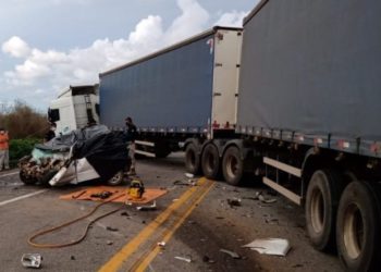 Acidente entre carro e carreta deixa quatro mortos em rodovia no interior da Bahia