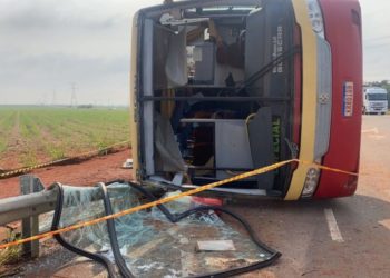 Ônibus com trabalhadores da Bracell tomba em rodovia de SP e deixa um morto