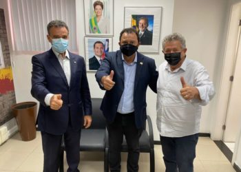 Vereador Valmir Rocha entrega documentos ao Estado e dá passo importante para construção de novo campo