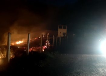 Bombeiros do 15°GBM de Paulo Afonso debelam incêndio em vegetação na guarita da usina PA4