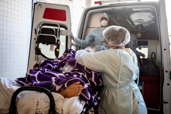 Com 731 mortes em 24h, média móvel de óbitos por Covid volta a subir