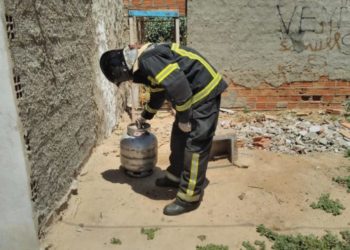 Bombeiros de Paulo Afonso são acionados para controlar vazamento de gás, e após ocorrência, doam novo botijão para a família