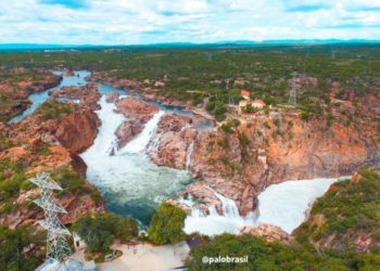 Prefeitura disponibiliza entrada e ônibus gratuito para pauloafonsino visitar cachoeiras no complexo Chesf