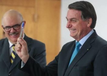 Bolsonaro anuncia que piso de professores terá reajuste de 33,24%