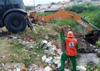 Resto de obras e até sofás. Prefeitura de Paulo Afonso diz que canais lotados de lixo provocaram alagamentos