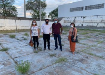 Vereador Valmir Rocha busca reforma da quadra de esportes da Escola Casa da Criança I