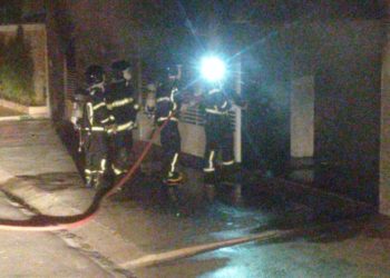 Carro e moto ficam destruídos após pegarem fogo em garagem de casa em Paulo Afonso