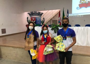 Alunos que se destacaram no curso de Poema e Memória, do projeto Leitura e Descoberta, recebem medalhas