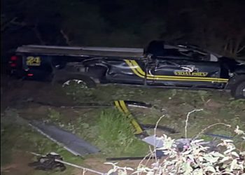 Carro de funerária capota após motorista livrar de animal em Delmiro Gouveia, Sertão de AL