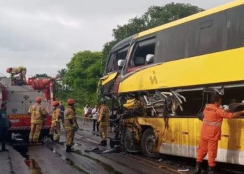 Duas pessoas morrem após colisão frontal entre ônibus e carreta na BR-101 em Sergipe