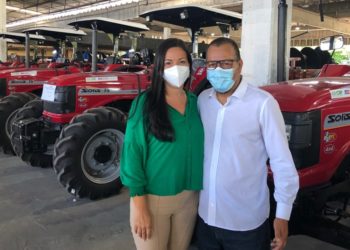 Evinha agradece ao deputado Jacó por doação de trator para Paulo Afonso: “Mostrou compromisso com o povo”