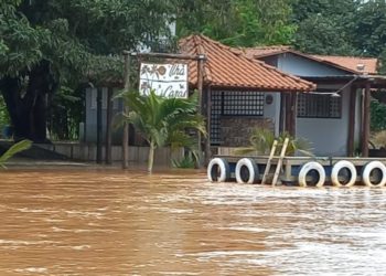 Nível do Rio São Francisco sobe, alaga casas e famílias ribeirinhas são retiradas em cidades de MG