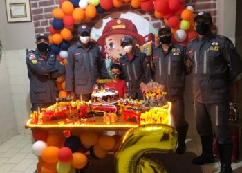 Menino fã dos bombeiros ganha festa temática e visita surpresa dos heróis em Paulo Afonso