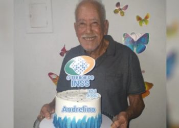 Idoso celebra aniversário de 121 anos com bolo do temático: “Terror do INSS”