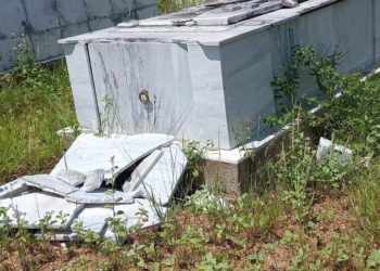 Vândalos destroem túmulos no cemitério do povoado Riacho, em Paulo Afonso (BA)