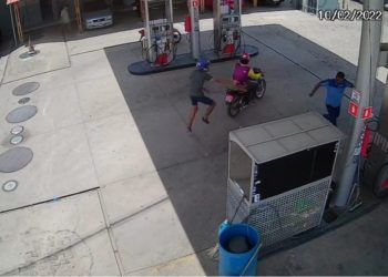 Dupla em moto assalta frentista em posto de combustíveis em Paulo Afoso e câmera registra ação