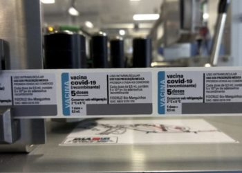 Covid-19: Fiocruz entrega 1º lote com 550 mil doses de vacina 100% brasileira