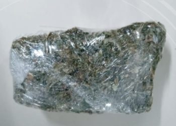 PM prende suspeito por posse de droga em praça no centro de Paulo Afonso