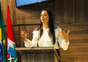 “A intenção da prefeitura é se manter como cabide de emprego”, diz Evinha