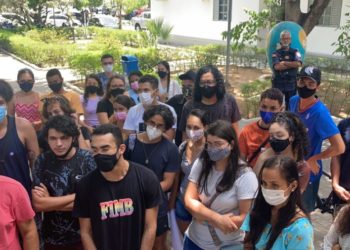 Pauloafonsinos que estudam na UFAL fazem novo protesto por transporte gratuito e são recebidos pelo prefeito Luiz de Deus