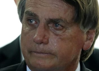 Bolsonaro chora, faz promessa ao reunir pastores, cita facada e ‘peso’ de ser presidente