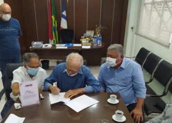 Luiz de Deus sanciona lei que reconhece as igrejas como atividade essencial em Paulo Afonso