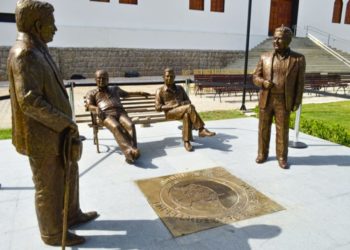 Praça das Esculturas homenageia quatro empreendedores que marcaram a história de Delmiro Gouveia, AL