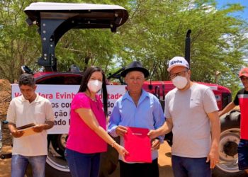 Evinha e Jacó entregam trator à comunidade do Mosquito. “Os mais pobres precisam recuperar a dignidade”