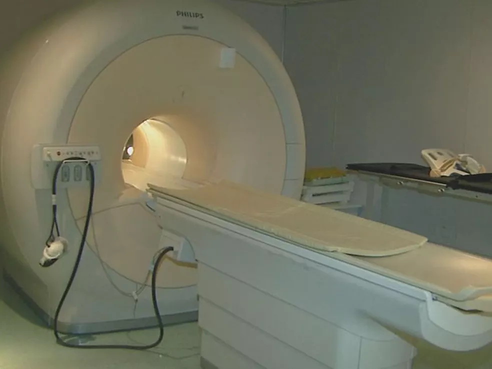 Paciente é esquecida em máquina de ressonância magnética em clínica na BA: ‘pânico total’