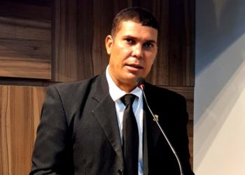 Keko: “Embasa, esse vereador aqui dormiu sem tomar banho porque não tinha água”