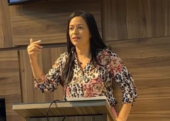 Mulher em surto agredindo médico, panelaço de estudantes e prefeito acuado são cenas preocupantes, diz Evinha