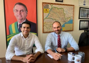 Alexandre Aleluia concede a Eduardo Bolsonaro título de cidadão soteropolitano