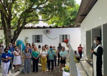 Imagem de Nossa Senhora de Fátima visita prefeitura e padre realiza benção para os servidores