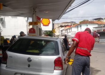 Gasolina estaria 19% mais cara com privatização de refinarias da Petrobras, diz estudo