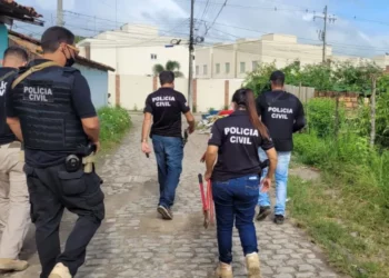 Mulher é presa após envenenar e matar filho de 5 anos por ser autista no interior da BA, diz polícia
