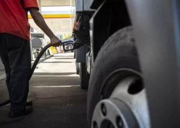 Governo Bolsonaro decide criar auxílio de R$ 400 para caminhoneiros e aumentar vale-gás