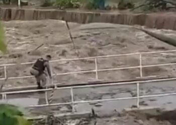 Nível de riacho sobe e água encobre ponte em Santana do Ipanema, AL; veja vídeos
