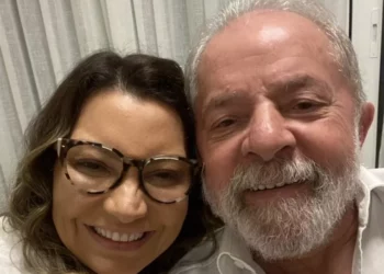 Lula e a esposa, Janja, estão com Covid e ficarão em isolamento