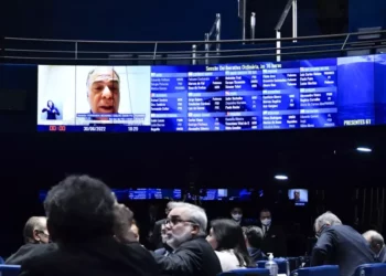 Senado aprova PEC com estado de emergência; Auxílio Brasil de R$ 600, vale-gás para cerca de R$ 120 e vale-caminhoneiro de R$ 1.000