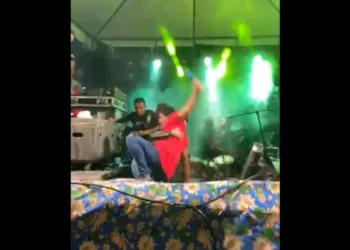 Palco desaba durante festa junina na Bahia; ‘ferro da estrutura rompeu’ (Vídeo)