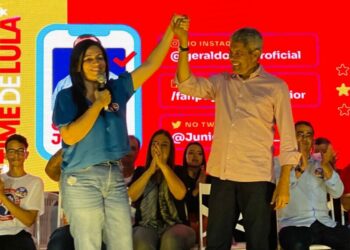 Evinha discursa em evento de Jerônimo, cobra mais espaço para mulheres e compromisso com profissionais de educação