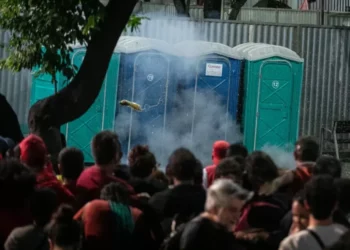 Artefato com fezes humanas explode perto do público em comício de Lula no Rio