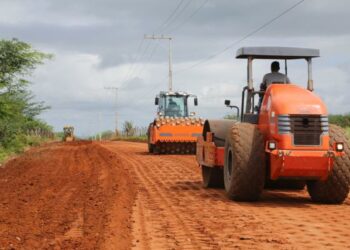 Estradas vicinais – Trecho entre o povoado Campos Novos e Aterro Sanitário está recebendo terraplanagem