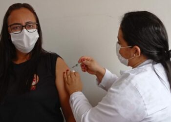 Profissionais de saúde recebem a 4ª dose contra a Covid-19 e vacina Meningocócica C