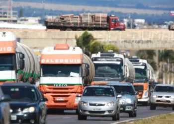 Caminhoneiros receberão R$ 2.000 de auxílio no dia 9 de agosto; taxistas terão R$ 1 mil em 16/8