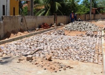 Prefeitura atende requerimentos de Gilmário Marinho ao pavimentar ruas no bairro Oliveira Brito e Pedra Comprida; vereador inspeciona obras